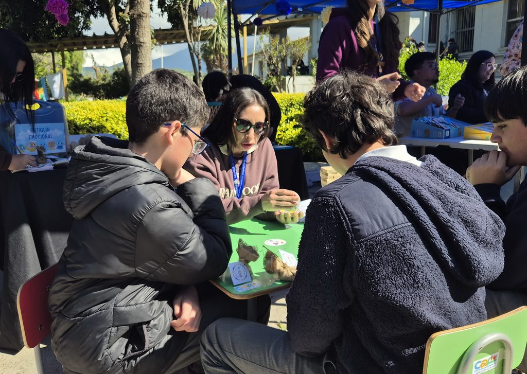 Autoridades y ciudadanos participando en el primer Mercado de Bienestar en Quillota para promover la salud mental
