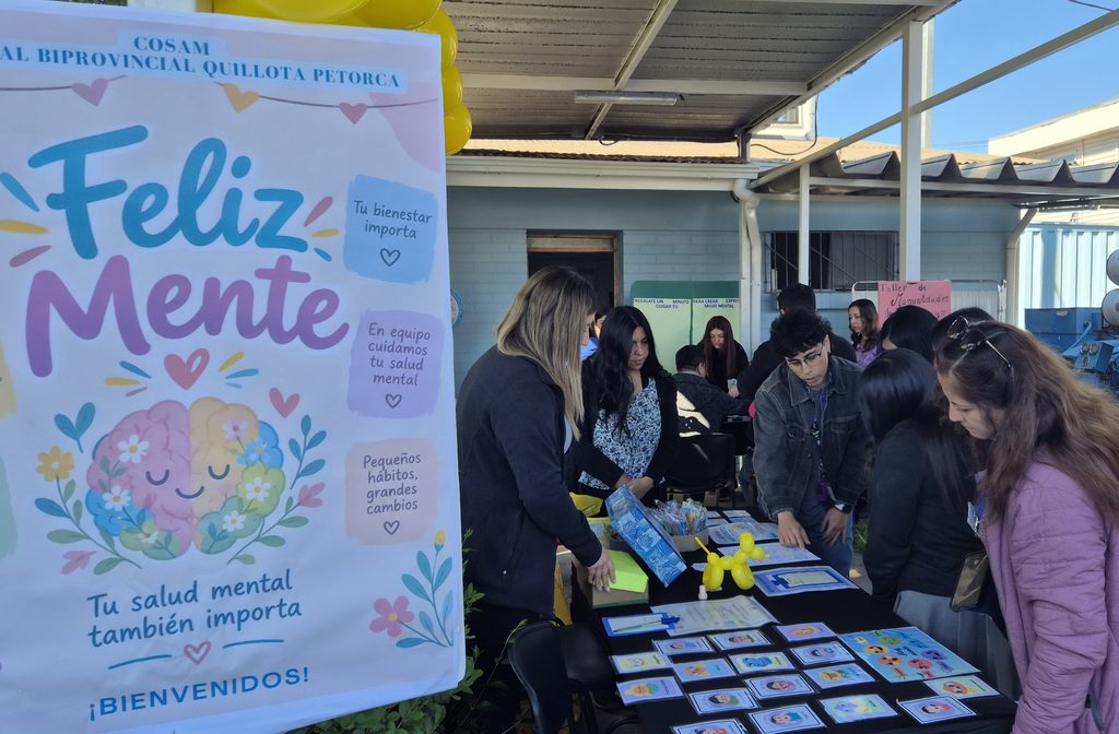 Autoridades y ciudadanos participando en el primer Mercado de Bienestar en Quillota para promover la salud mental