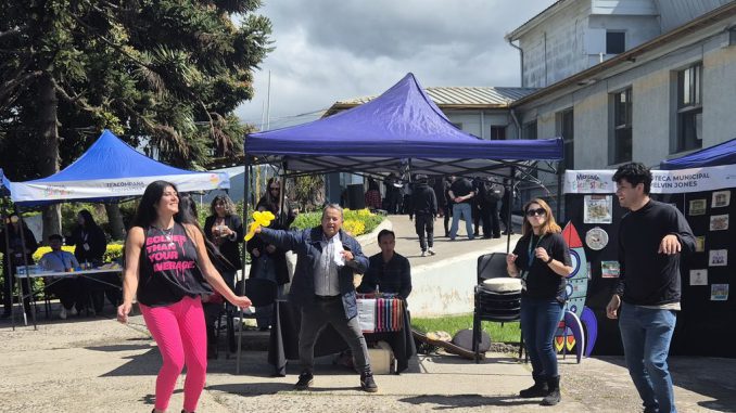 Autoridades y ciudadanos participando en el primer Mercado de Bienestar en Quillota para promover la salud mental
