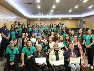 Estudiantes de Terapia Ocupacional de Santo Tomás Viña del Mar junto a personas mayores en Quilpué