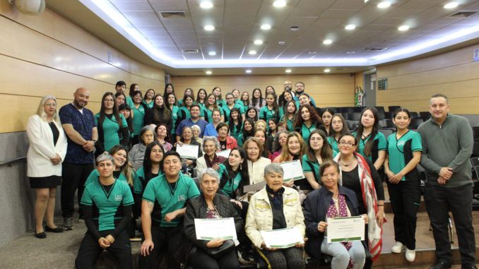 Estudiantes de Terapia Ocupacional de Santo Tomás Viña del Mar junto a personas mayores en Quilpué