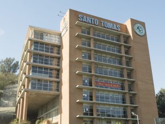 Estudiantes rindiendo ensayo PAES en Santo Tomas Vina del Mar