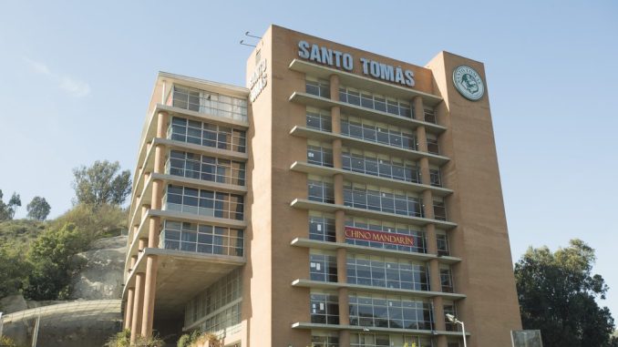 Estudiantes rindiendo ensayo PAES en Santo Tomas Vina del Mar