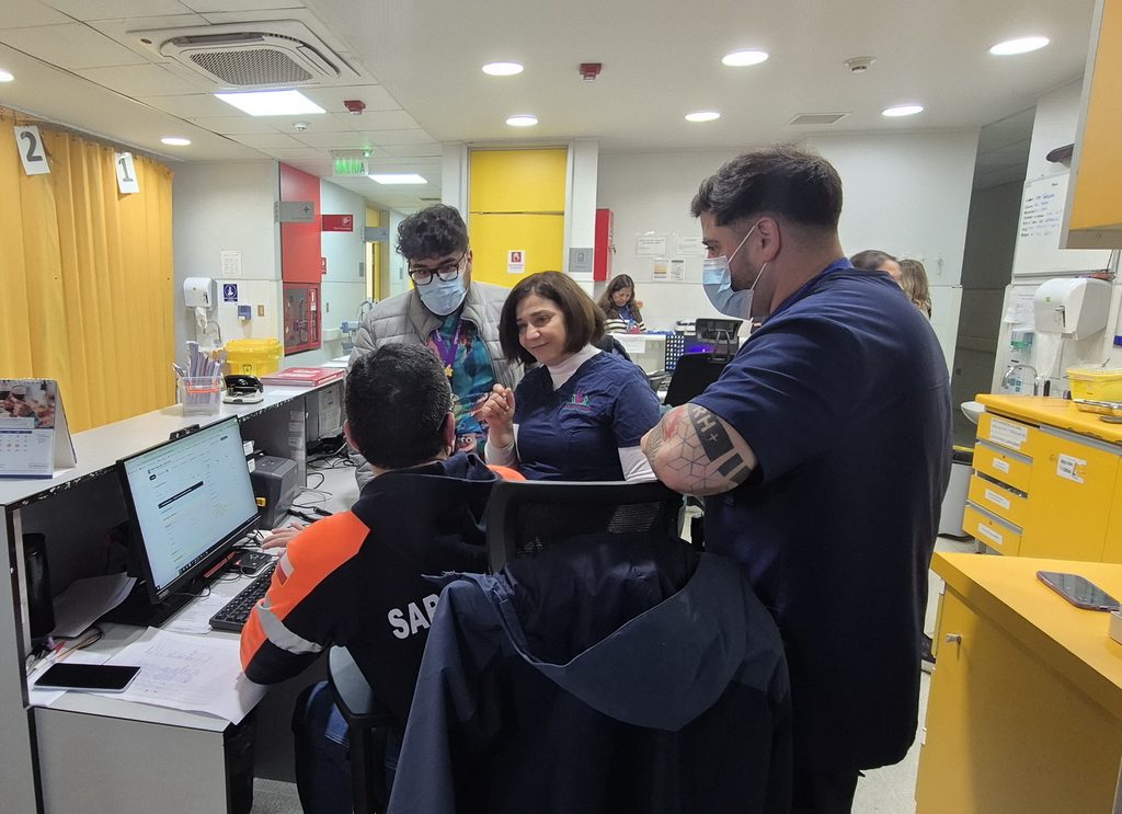 Equipo medico del SAR Quillota mostrando sus estrategias de atencion de urgencia a profesionales visitantes de Conchali