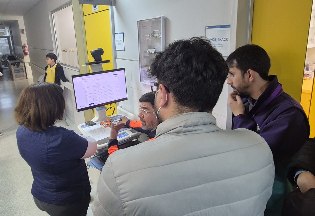 Equipo medico del SAR Quillota mostrando sus estrategias de atencion de urgencia a profesionales visitantes de Conchali
