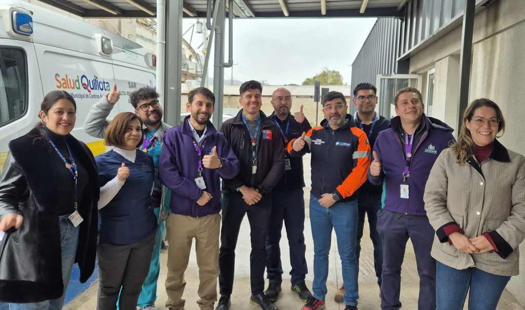 Equipo medico del SAR Quillota mostrando sus estrategias de atencion de urgencia a profesionales visitantes de Conchali