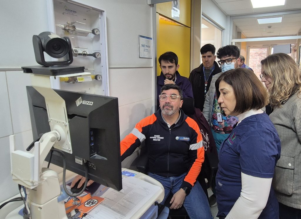 Equipo medico del SAR Quillota mostrando sus estrategias de atencion de urgencia a profesionales visitantes de Conchali