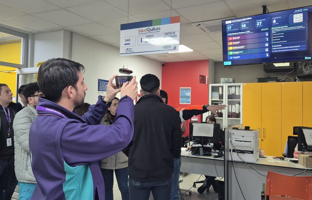 Equipo medico del SAR Quillota mostrando sus estrategias de atencion de urgencia a profesionales visitantes de Conchali
