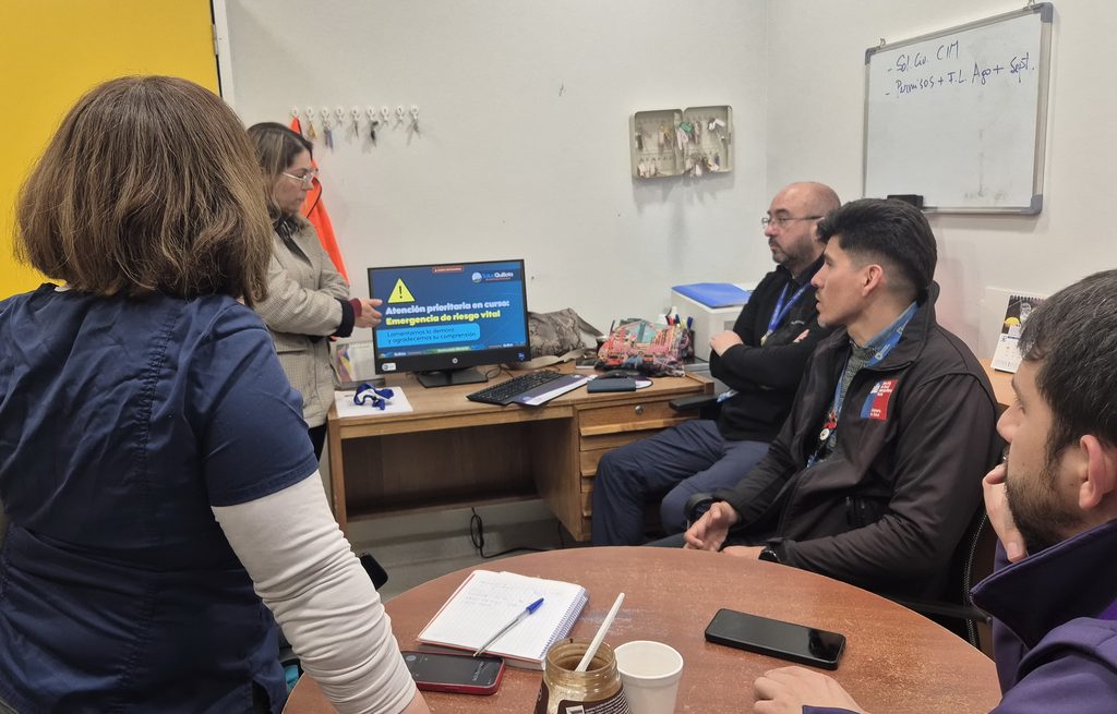 Equipo medico del SAR Quillota mostrando sus estrategias de atencion de urgencia a profesionales visitantes de Conchali