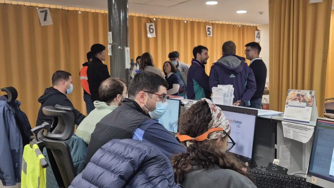 Equipo medico del SAR Quillota mostrando sus estrategias de atencion de urgencia a profesionales visitantes de Conchali