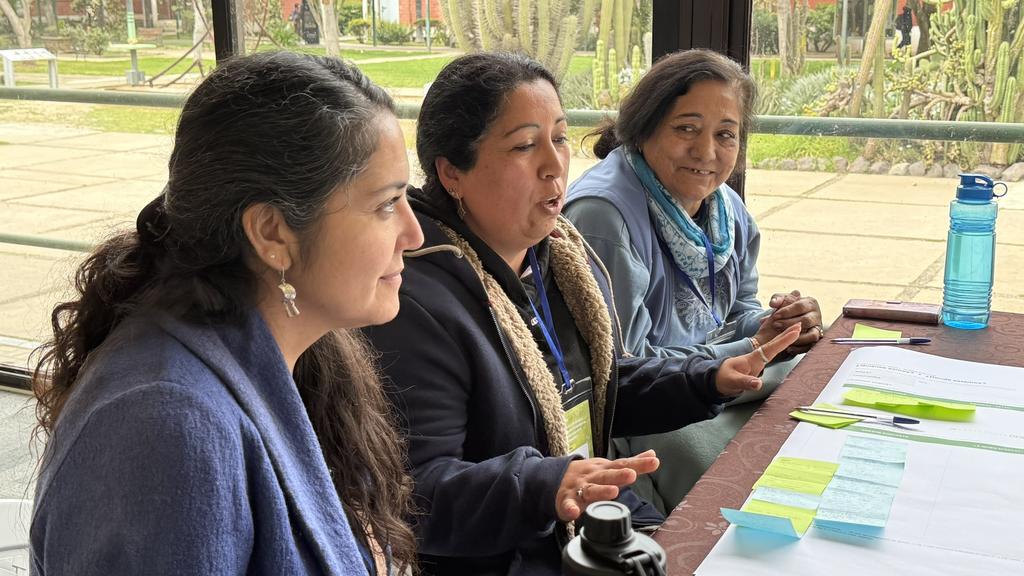 Agricultores y expertos reunidos en el seminario de agrobiodiversidad para debatir sobre comercialización sostenible en Valparaíso