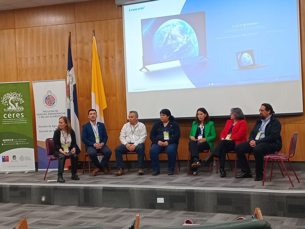 Agricultores y expertos reunidos en el seminario de agrobiodiversidad para debatir sobre comercialización sostenible en Valparaíso