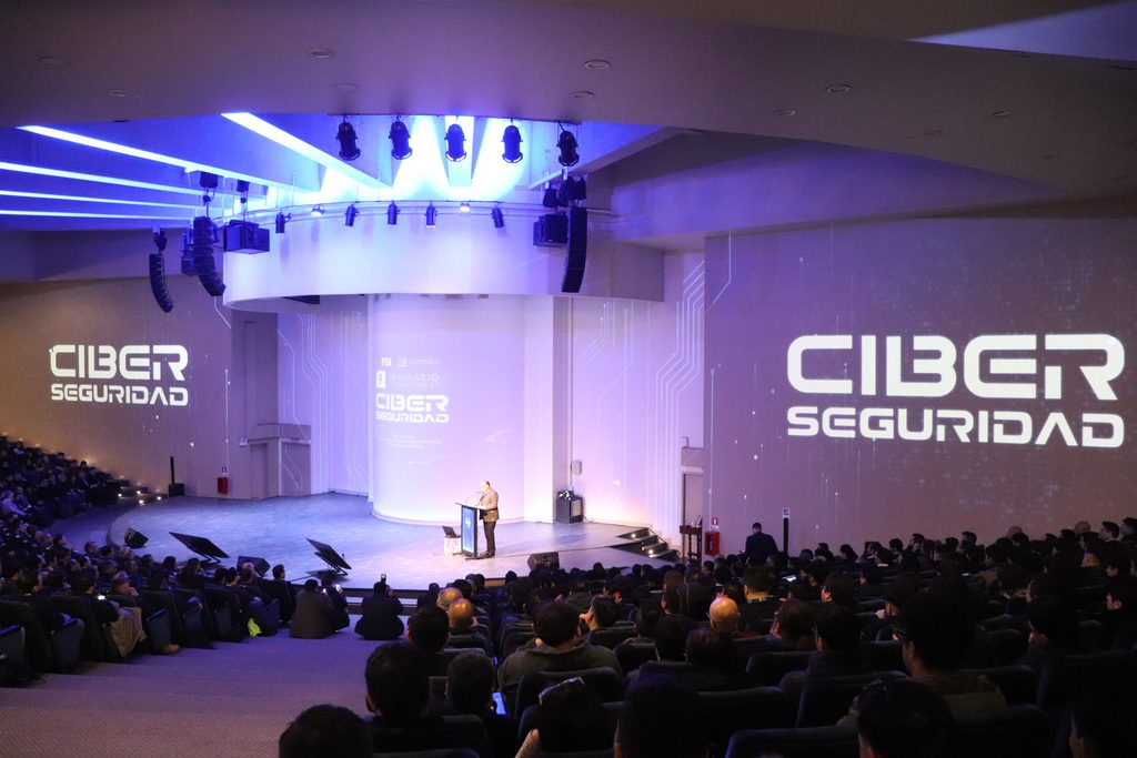 Especialistas participando en el seminario internacional de ciberseguridad organizado por USM y PDI.