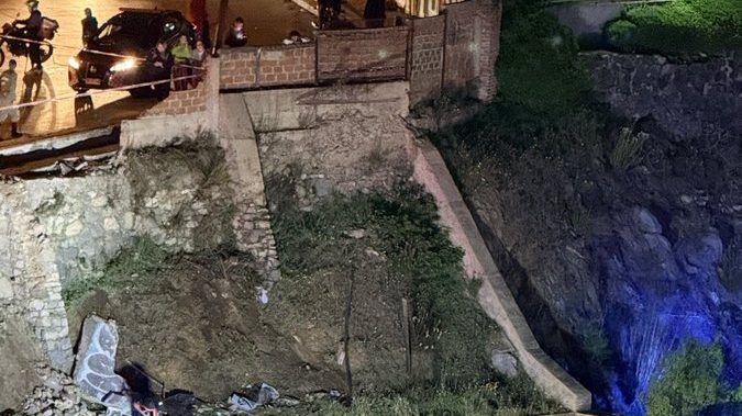 Bus de pasajeros desbarrancado sobre vehículos en un condominio de Valparaíso tras trágica emergencia