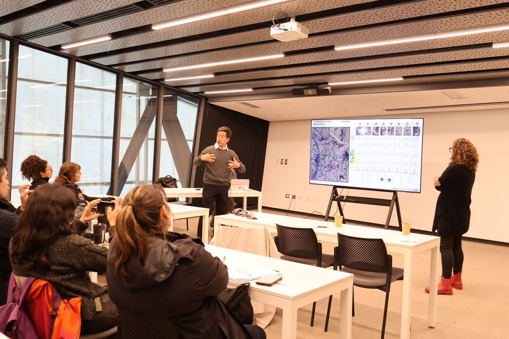 Vecinos y académicos de la USM revisando diseños de mobiliario urbano para Lomas Latorre en Viña del Mar