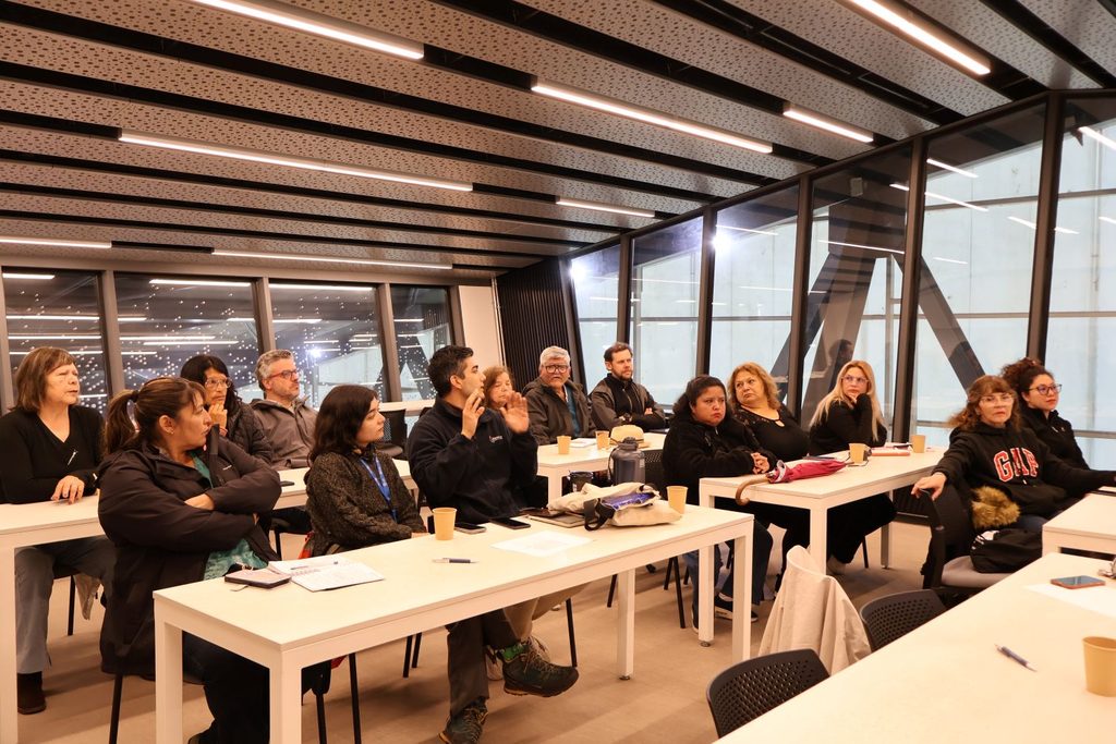 Vecinos y académicos de la USM revisando diseños de mobiliario urbano para Lomas Latorre en Viña del Mar