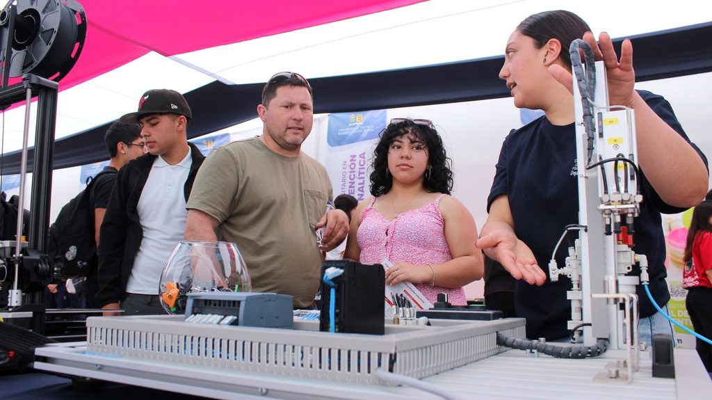 Estudiantes participando en las actividades de Puertas Abiertas de la Universidad Técnica Federico Santa María