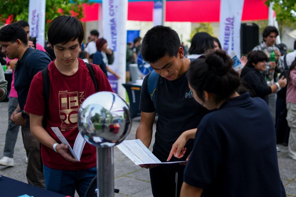 Estudiantes participando en las actividades de Puertas Abiertas de la Universidad Técnica Federico Santa María