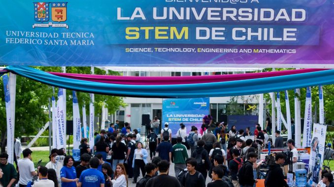 Estudiantes participando en las actividades de Puertas Abiertas de la Universidad Técnica Federico Santa María