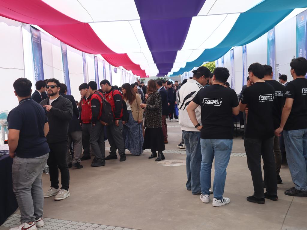 Estudiantes presentando proyectos innovadores en la feria tecnológica EXPOTEC 2026 de la USM Viña del Mar