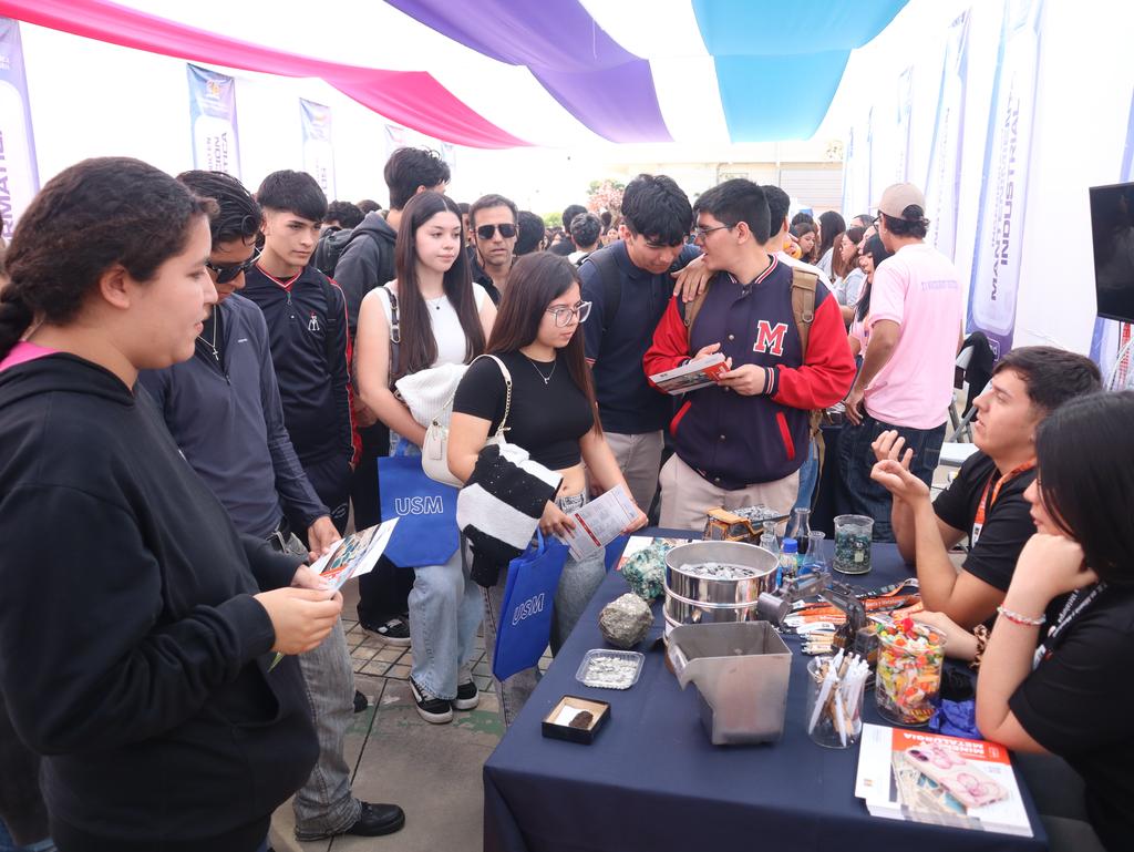 Estudiantes presentando proyectos innovadores en la feria tecnológica EXPOTEC 2026 de la USM Viña del Mar