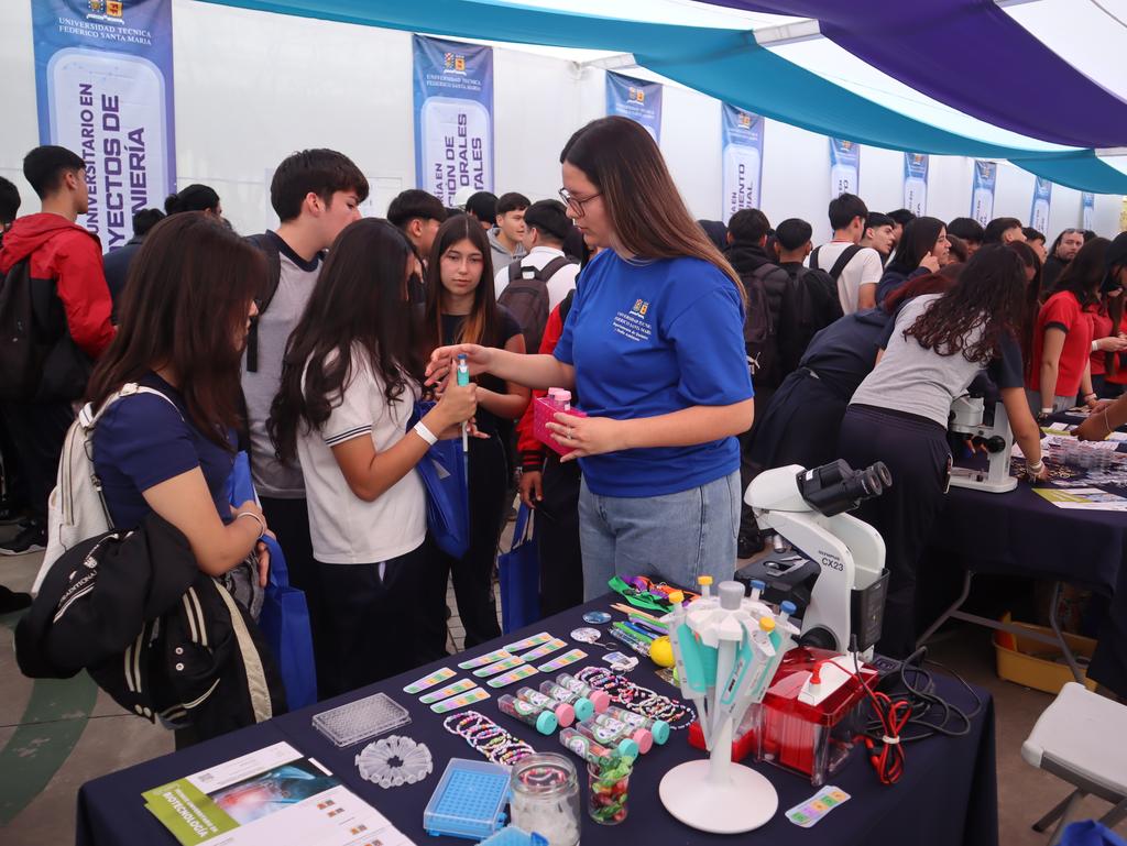 Estudiantes presentando proyectos innovadores en la feria tecnológica EXPOTEC 2026 de la USM Viña del Mar