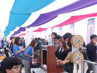 Estudiantes presentando proyectos innovadores en la feria tecnológica EXPOTEC 2026 de la USM Viña del Mar