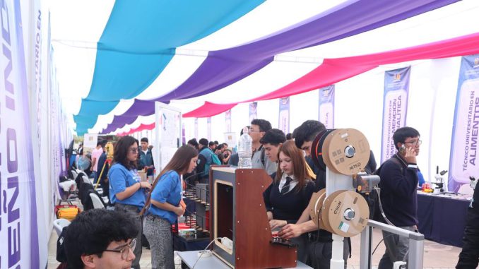 Estudiantes presentando proyectos innovadores en la feria tecnológica EXPOTEC 2026 de la USM Viña del Mar