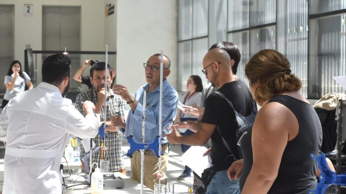 Profesores participando en taller de nanociencia y nanotecnologia en la USM junto a investigadores de CEDENNA
